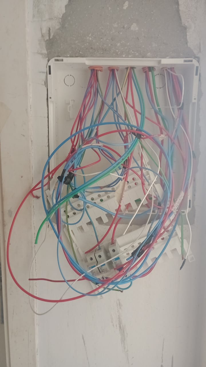 fios bagunçados onde não se sabe o que é o que