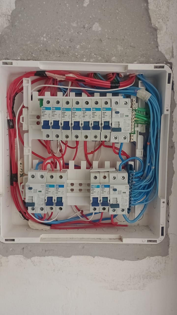 Fios separados e definidos com disjuntor já no lugar certo